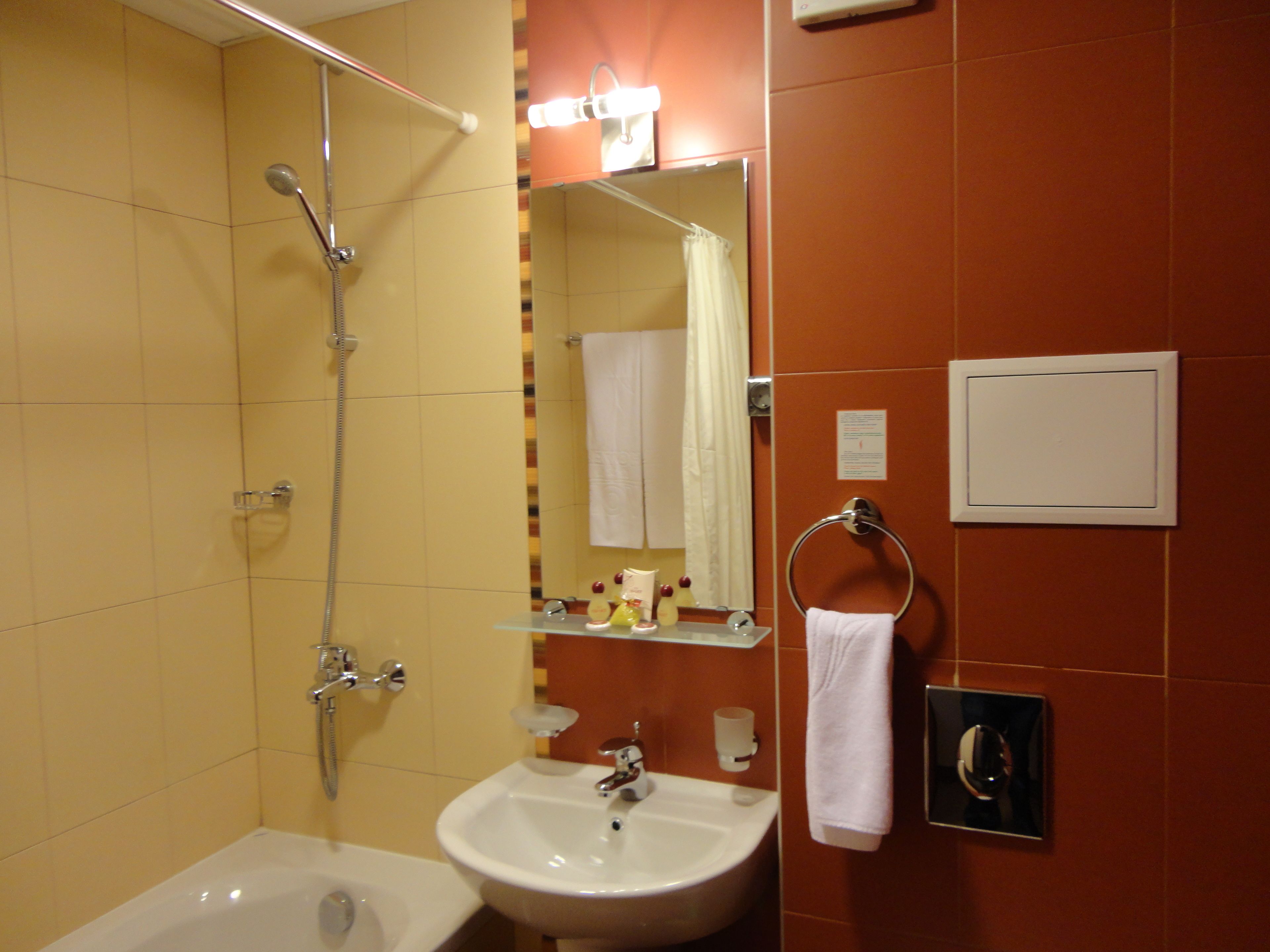 Un ba ño con bañera, lavabo y ducha.