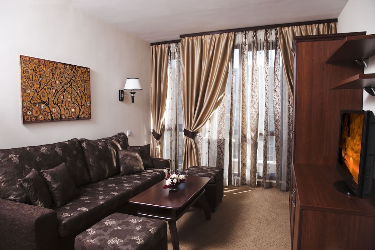 Área de sala de estar | Televisión LCD de 32 pulgadas con canales digitales y televisión