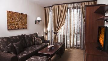 コンフォート スイート | リビングルーム | 32 インチの液晶テレビ (デジタル放送視聴可)、テレビ