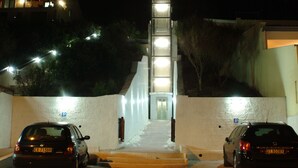 A parking garage entrance with two cars parked at the bottom. - Hotel Residence La Baia (Castelsardo)