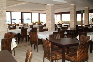 Breakfast, lunch, dinner served; Regional cuisine, pool views  - Hotel Residence La Baia (Castelsardo)