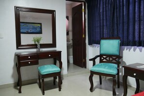 Standard Room, 1 Queen Bed | Down comforters, in-room safe, desk, soundproofing