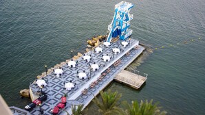 Ein Restaurant am Wasserufer mit Außenbereich und markanter blau-weißer Architektur.