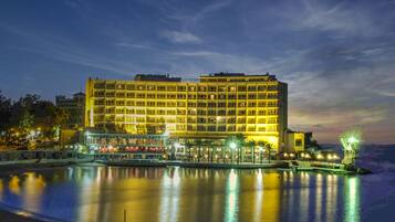 Vista frontal de la propiedad