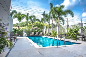 Outdoor pool, pool umbrellas, sun loungers - Hyatt Place Manati (Manati)