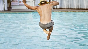 A person jumping into a swimming pool. - Hyatt Place Manati (Manati)
