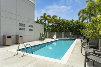 Pool amenities at Hyatt Place Manati