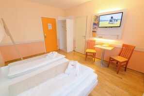 In-room safe, individually decorated, individually furnished, desk - JUFA Hotel Hochkar (Goestling an der Ybbs)