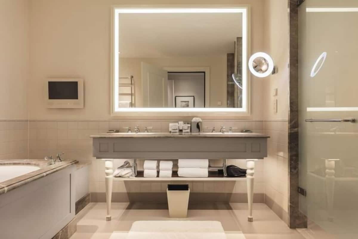 Salle de bain | Baignoire et douche séparées, baignoire relaxante profonde