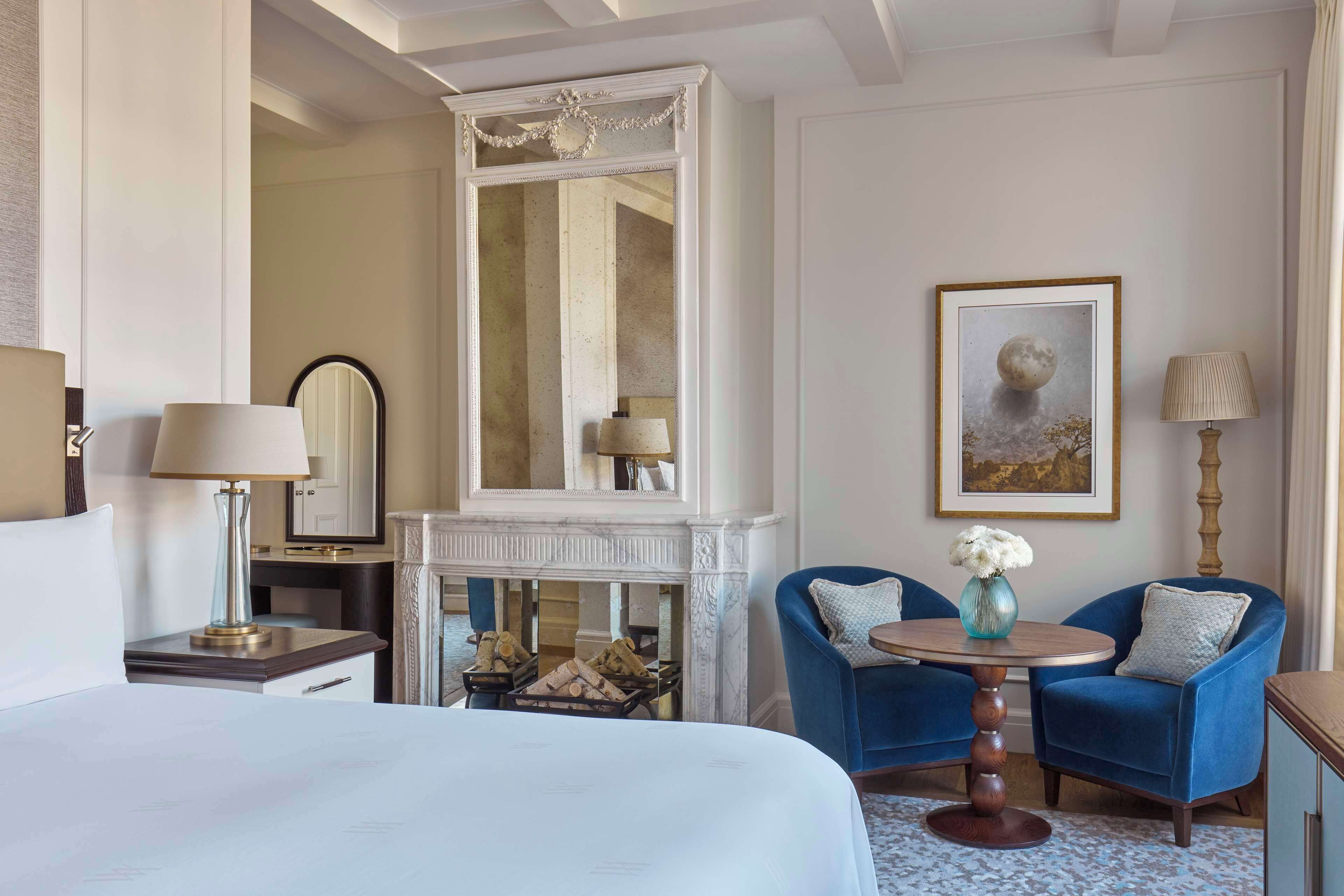 Luxe beddengoed, een minibar, een kluis op de kamer, een bureau