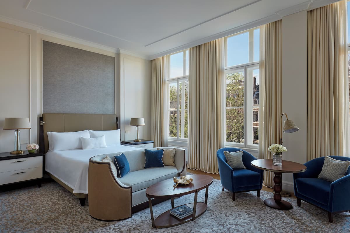 Grand kamer, 1 kingsize bed, uitzicht op kanaal (Premier) | 1 slaapkamer, luxe beddengoed, een minibar, een kluis op de kamer