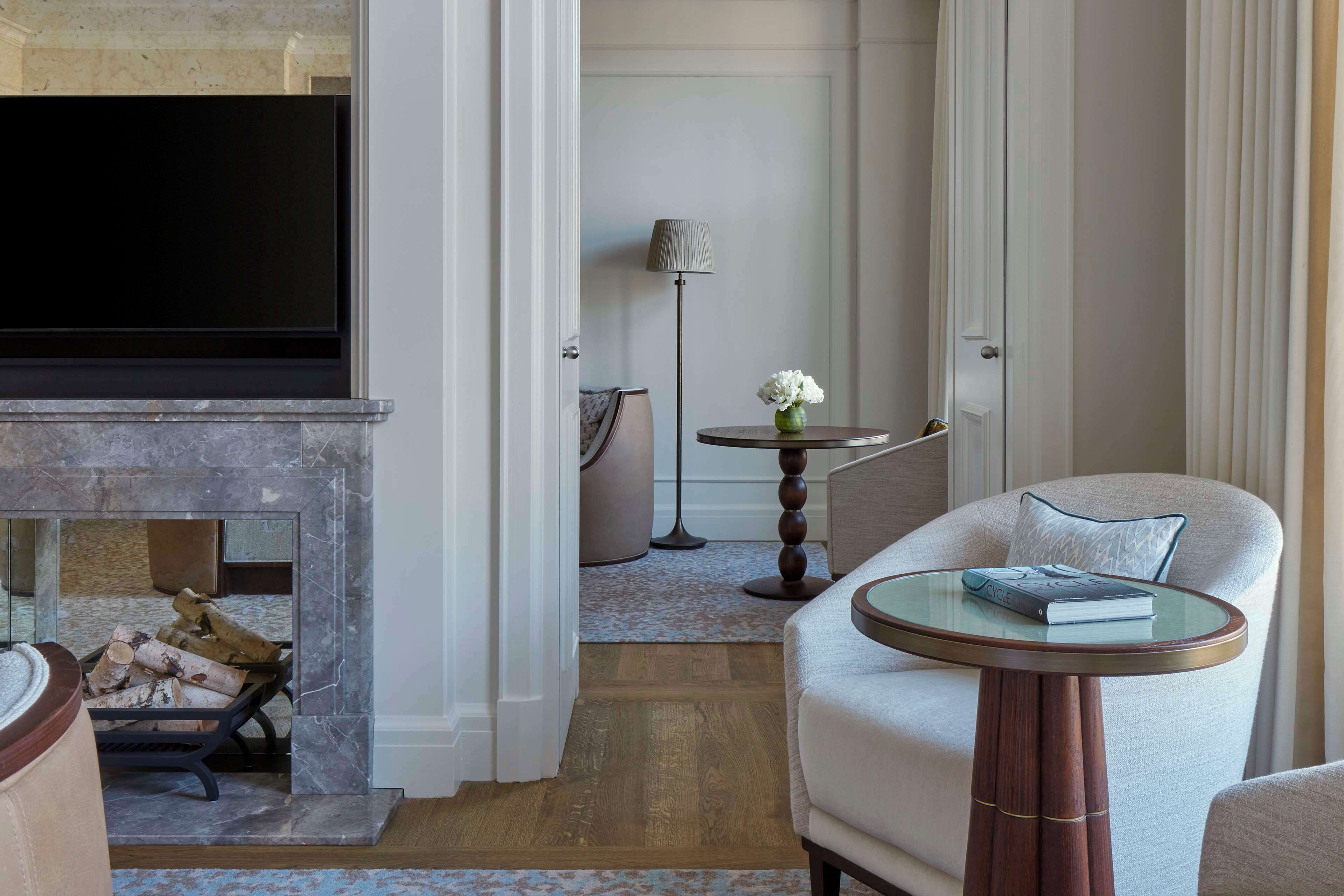 Luxury Suite, 1 King Bed (Roell) | Living area