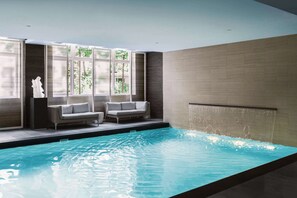 Een sauna, een bubbelbad, een stoombad, lichaamsbehandelingen