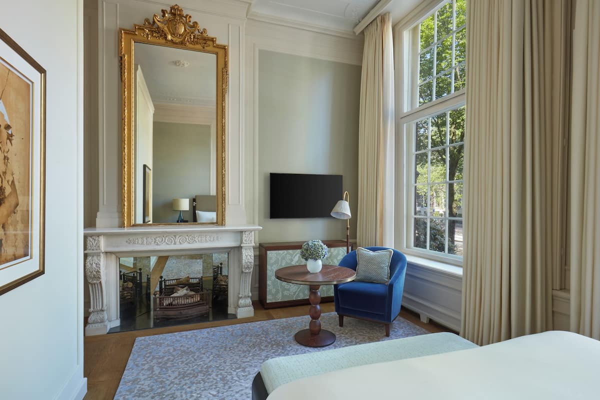 Deluxe kamer, 1 queensize bed | 1 slaapkamer, luxe beddengoed, een minibar, een kluis op de kamer