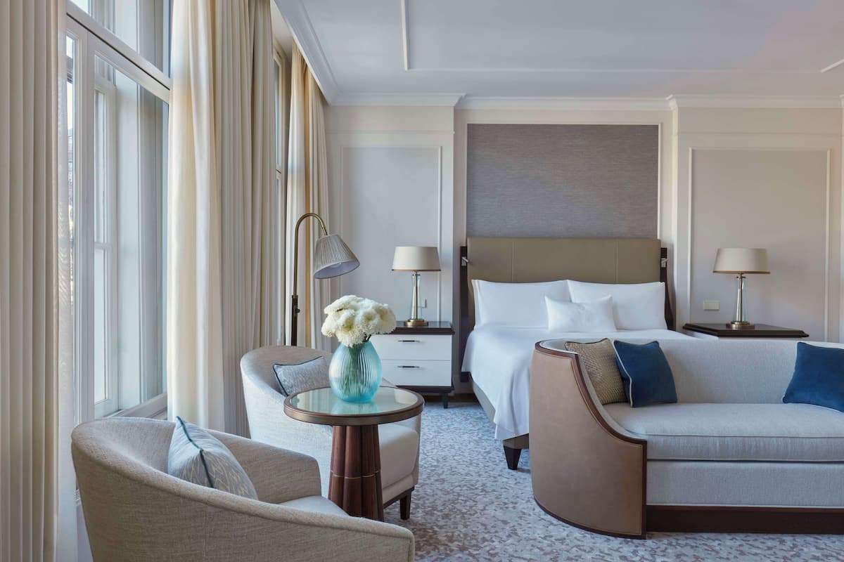 Luksussuite, 1 kingsize-seng (Roell) | Oppholdsområde | En 42-tommers Flatskjerm-TV med kabel-kanaler samt TV og TV-spill