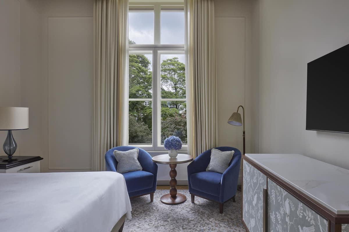 Grand kamer, 1 kingsize bed (Premier) | 1 slaapkamer, luxe beddengoed, een minibar, een kluis op de kamer