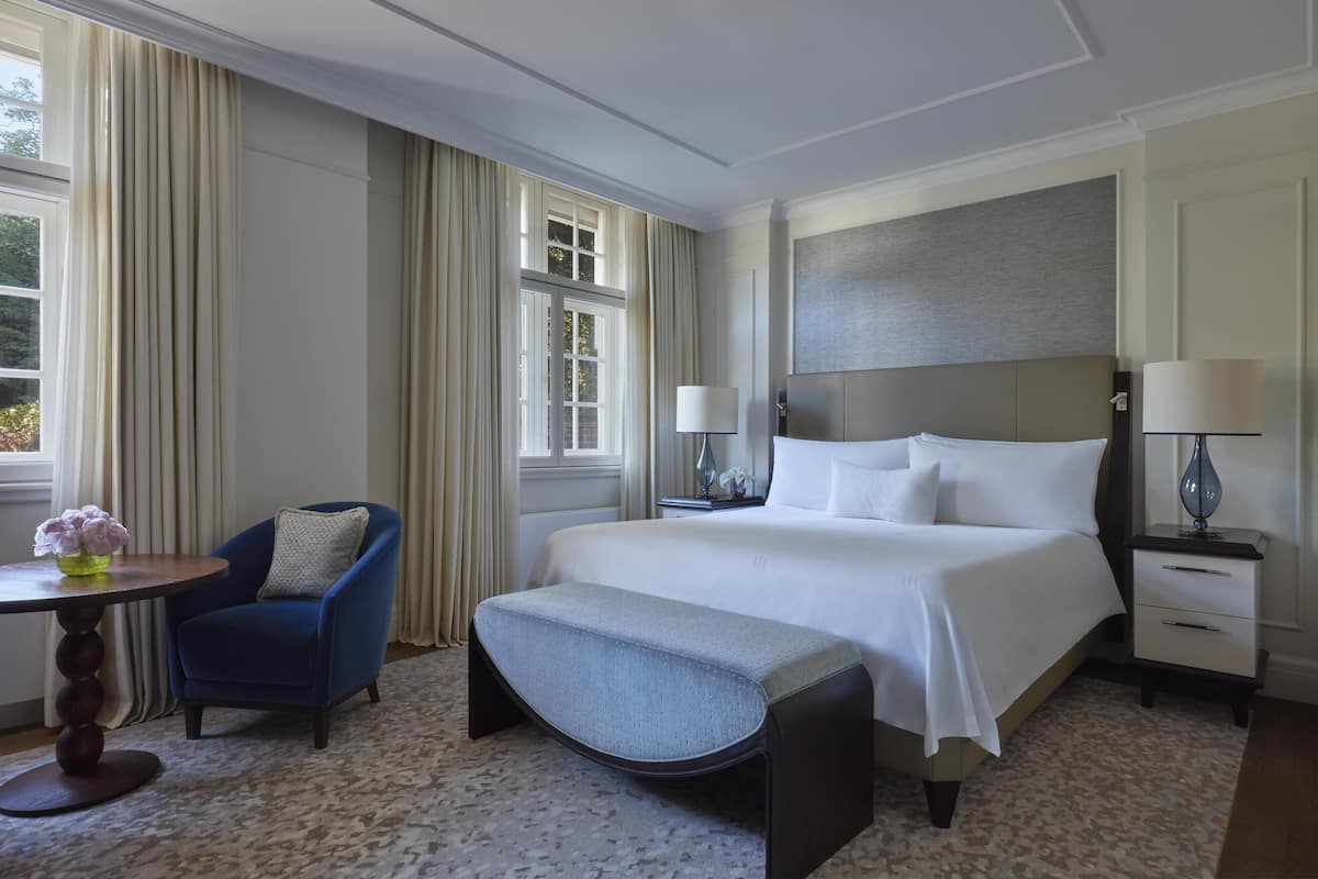 Grand kamer, 1 kingsize bed, patio | 1 slaapkamer, luxe beddengoed, een minibar, een kluis op de kamer