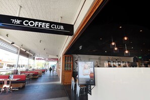 Dining - Oaks Gladstone Grand Hotel (Gladstone)