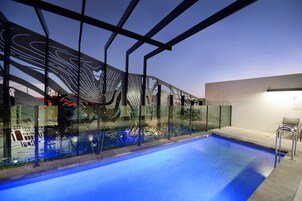 Una piscina al aire libre