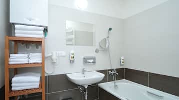 Apartment, 3 Bedrooms | Kemudahan bilik mandi | Gabungan pancuran/tab mandi, pengering rambut, tuala disediakan
