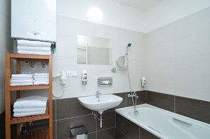 Leilighet, 3 soverom | Baderomsfasiliteter | Kombinert dusj/badekar, hårføner og håndklær