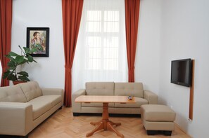 Apartament, 3 dormitoris | Sala d'estar | Televisor de pantalla plana 