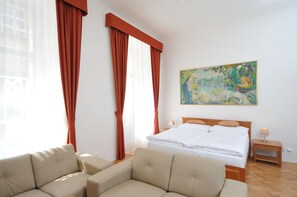 Apartament, 2 dormitoris | Caixa forta a l'habitació, decoració individual i mobiliari individual 