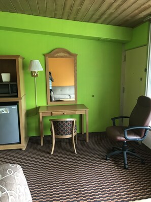 Soundproofing, iron/ironing board, cribs/infant beds, free WiFi - Karakahl Country Inn (Mount Horeb)