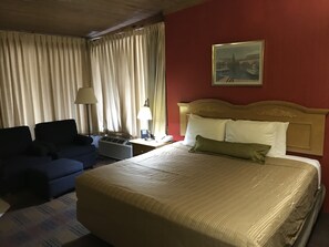 Standard Room, 1 King Bed | Soundproofing, iron/ironing board, cots/infant beds, free WiFi - Karakahl Country Inn (Mount Horeb)