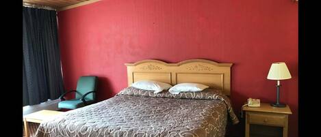 Standard Room, 1 King Bed | Soundproofing, iron/ironing board, cots/infant beds, free WiFi
