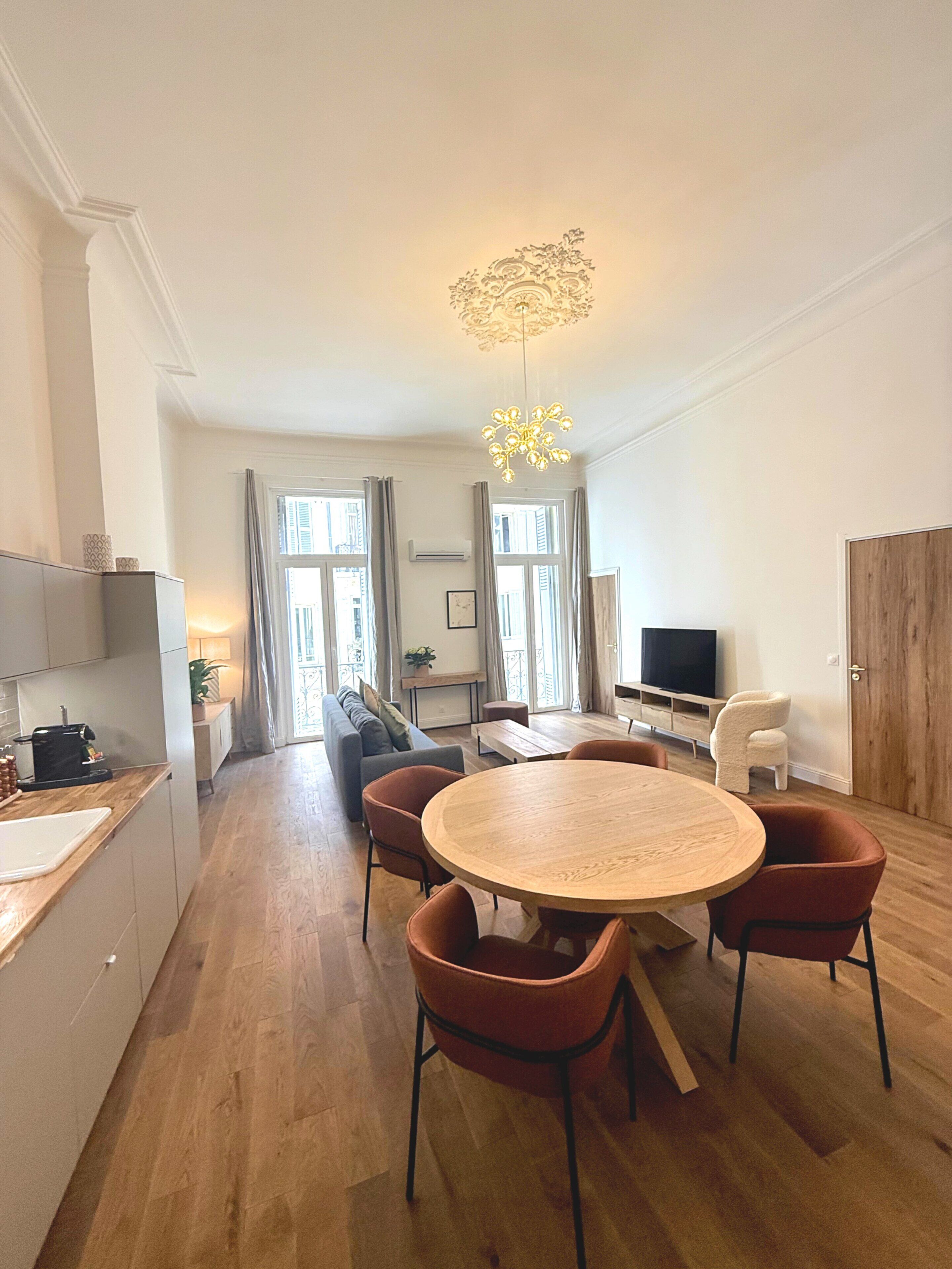 精品顶层房 | 起居区 | 40-英寸纯平电视 （配备有线频道）、电视