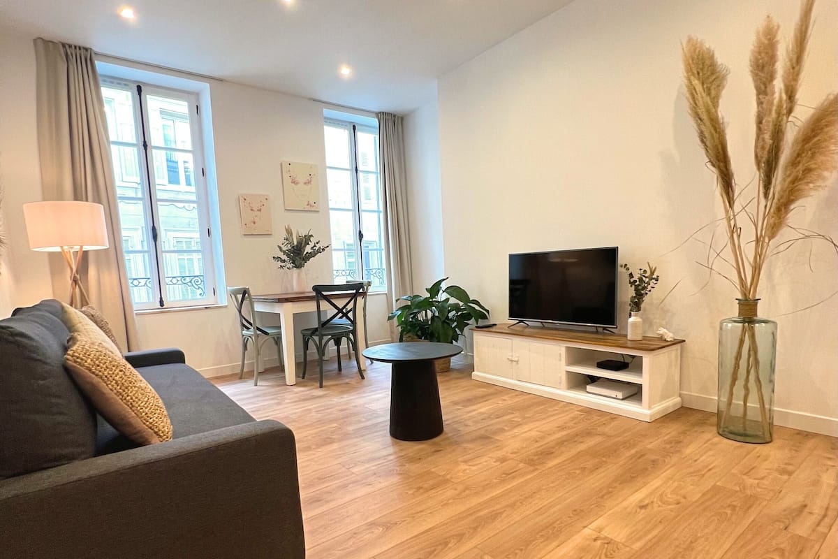Deluxe Apartment | Living area | 40-inch flat-screen TV with cable channels, TV