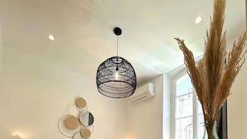 Betten mit Memory-Foam-Matratzen, Zimmersafe, individuell dekoriert