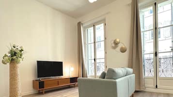 Suite studio exécutive, 1 grand lit | Salle de séjour | Téléviseur à écran plat de 40 po avec télévision par câble, téléviseur
