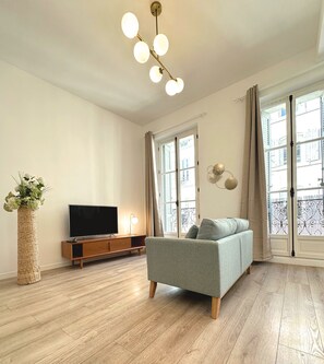 Executive Studio Suite, 1 Queen Bed | Living room | 40-inch flat-screen TV with cable channels, TV - Les Appartements du Vieux-Port (Marseille)