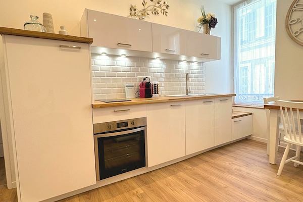 Deluxe Apartment, 1 Katil Ratu (Queen) | Dapur peribadi | Peti sejuk/penyejuk beku saiz penuh, ketuhar gelombang mikro, ketuhar
