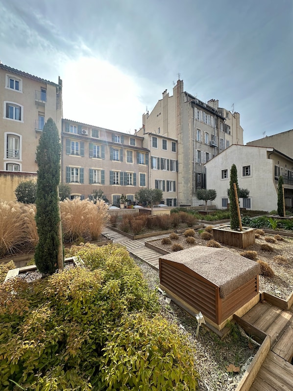 Executive Studio Suite | Garden view