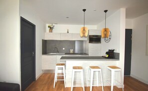 Deluxe appartement, meerdere bedden | Privékeuken | Een koelkast/vriezer, een magnetron, een oven, een kookplaat