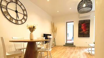 Appartement Le Vacon 1 | Living area | 40-inch flat-screen TV with cable channels, TV