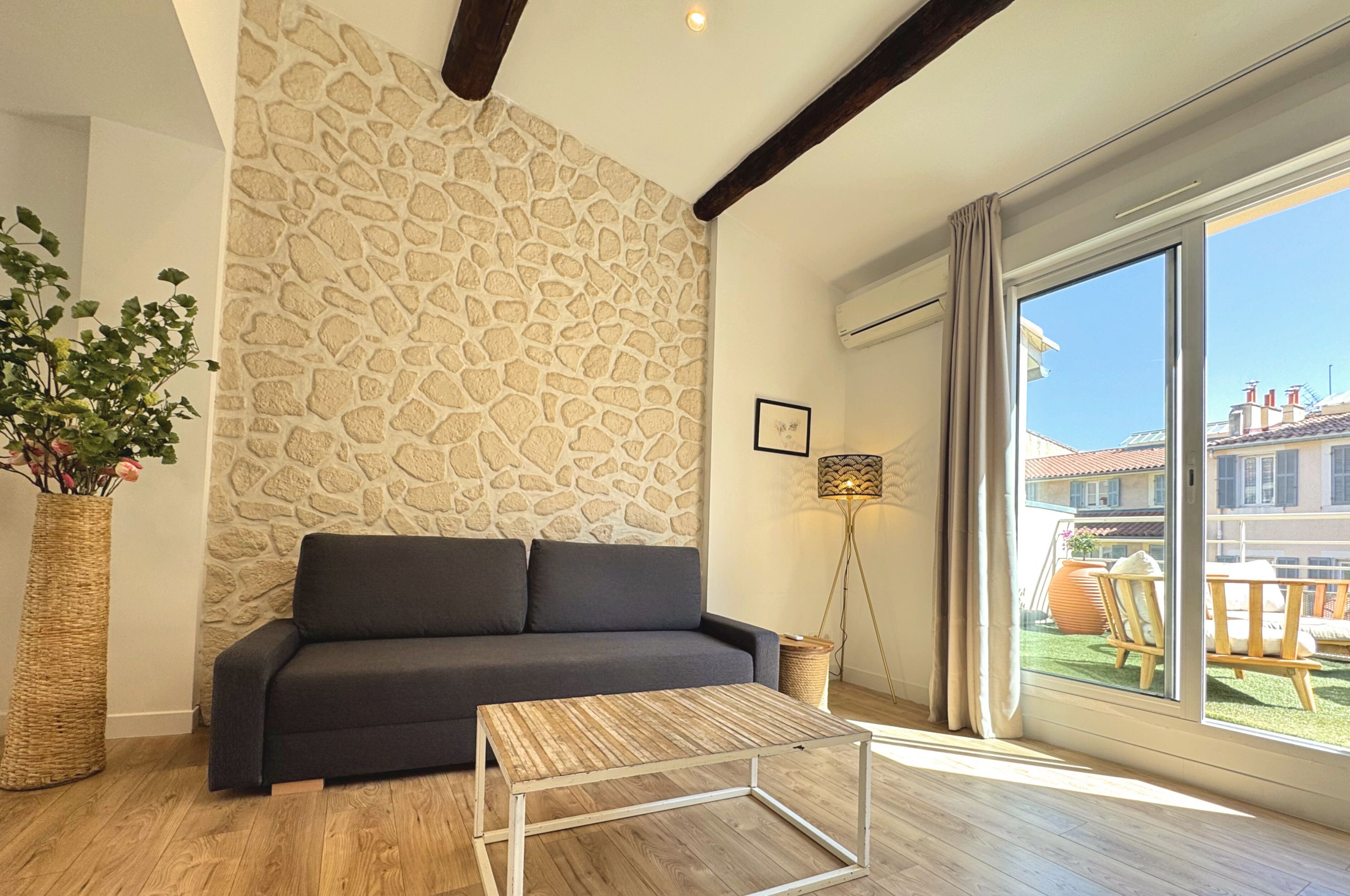 Betten mit Memory-Foam-Matratzen, Zimmersafe, individuell dekoriert