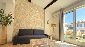 Betten mit Memory-Foam-Matratzen, Zimmersafe, individuell dekoriert