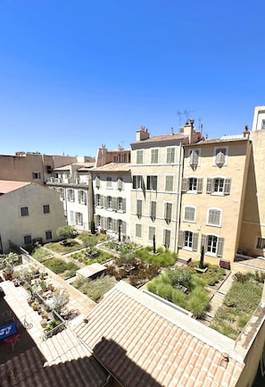 Appartement L'Authentique | Memory foam beds, in-room safe, individually decorated