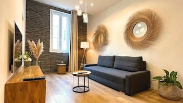 Appartement Le Vacon 3 | Living area | 40-inch flat-screen TV with cable channels, TV