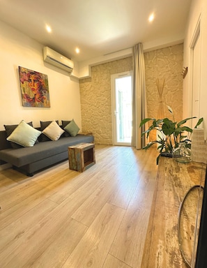 Appartement Le Vacon 7 | Living area | 40-inch flat-screen TV with cable channels, TV