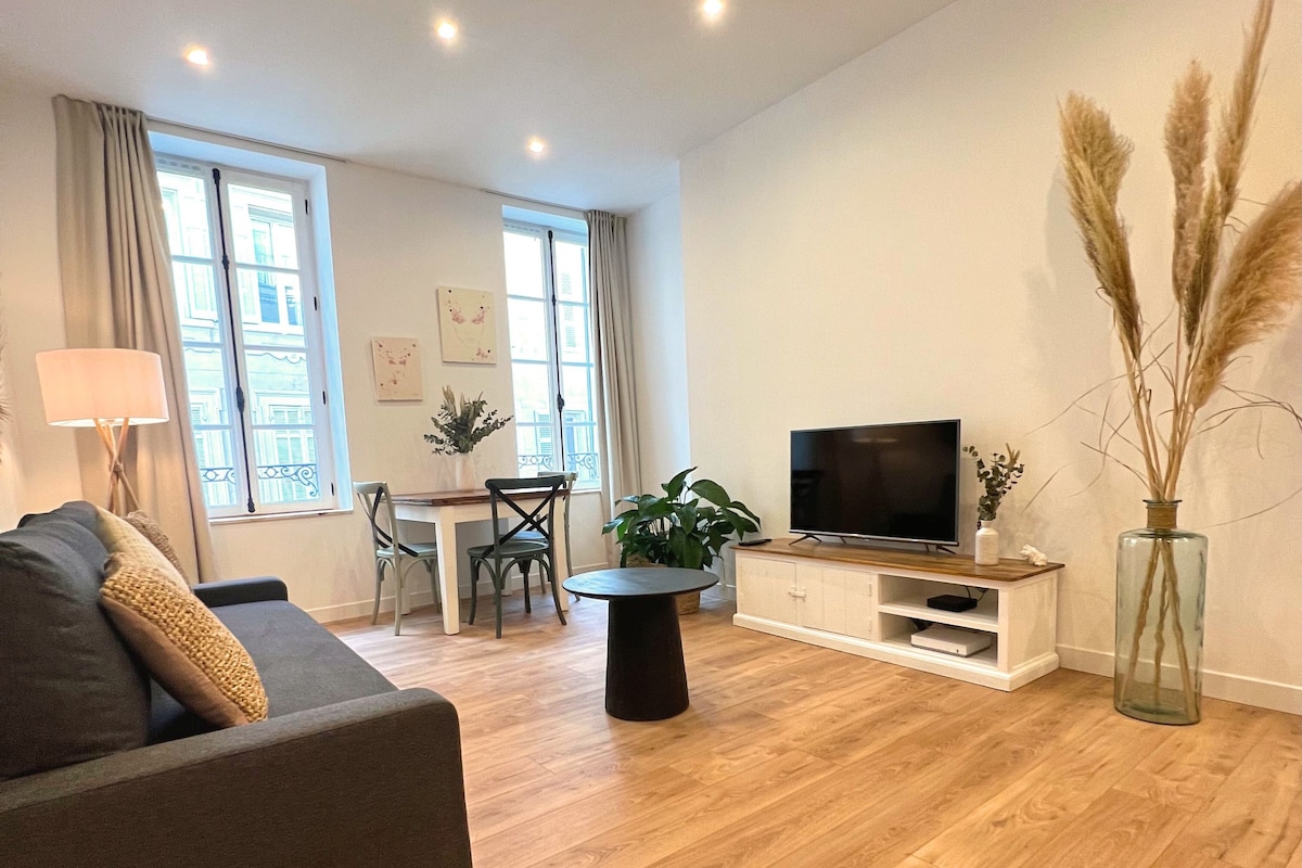 Deluxe Apartment | Living area | 40-inch flat-screen TV with cable channels, TV