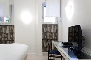 Roupas de cama premium, cofres nos quartos, escrivaninha