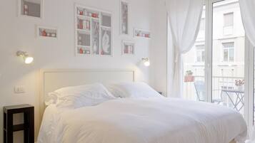 Luxe beddengoed, een kluis op de kamer, een bureau, geluiddichte muren