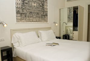 Classic Double Room | Premium bedding, in-room safe, desk, soundproofing - Domus Municipio (Naples)