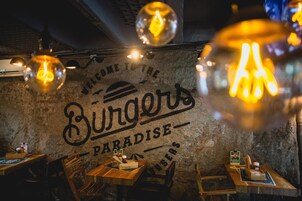 2 间餐厅，供应早餐、午餐和晚餐，土耳其菜