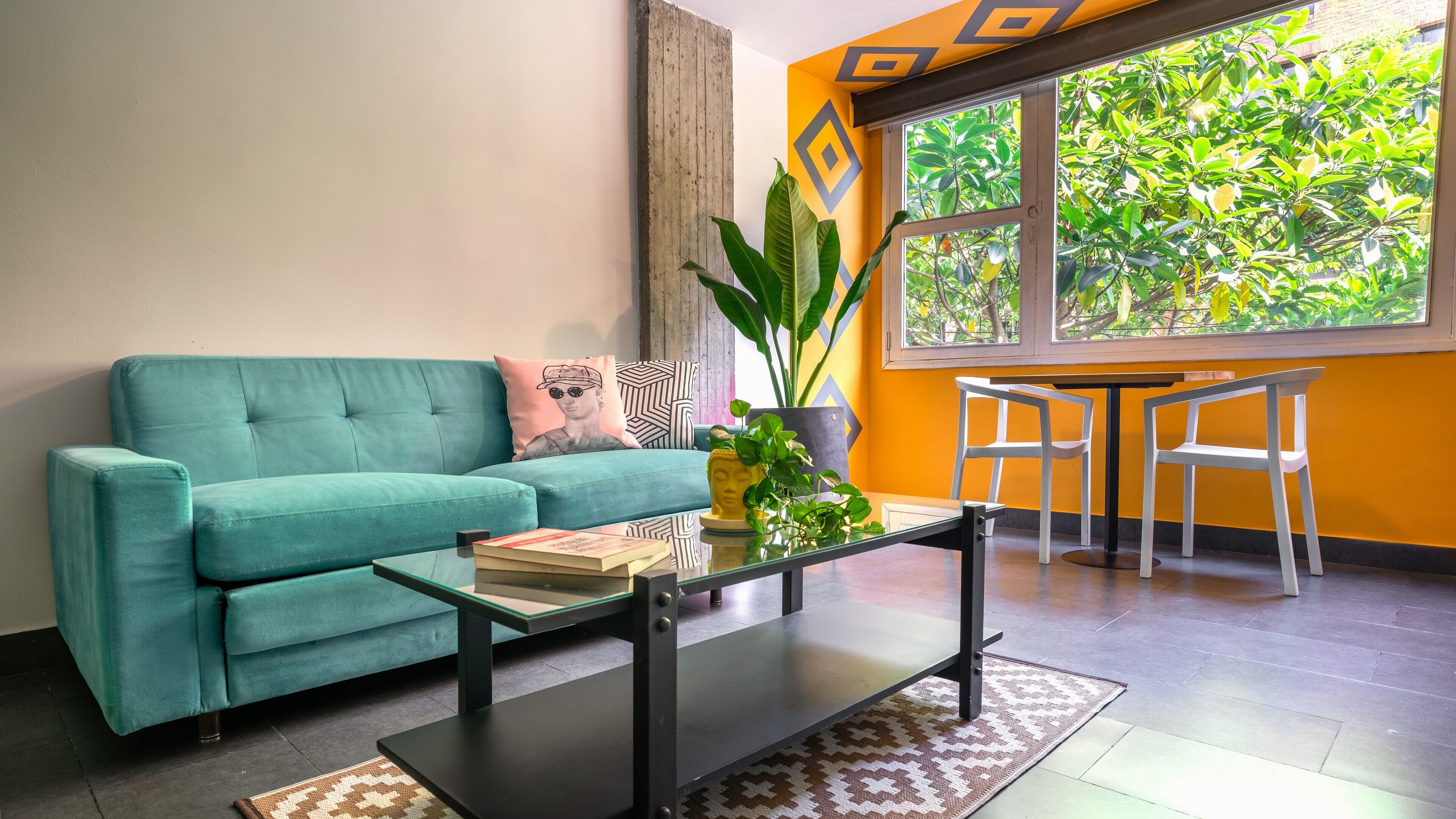 고급 침구, 미니바, 객실 내 금고, 암막 커튼